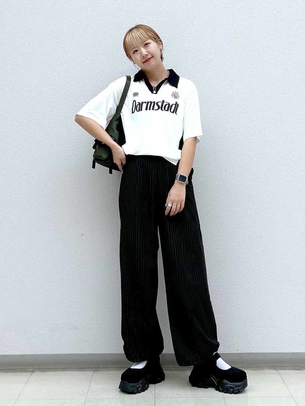 その他のその他パンツ、グリーン系のショルダーバッグ、ブラック系のスニーカーを着用したレディースの春コーディネートの7枚目の写真