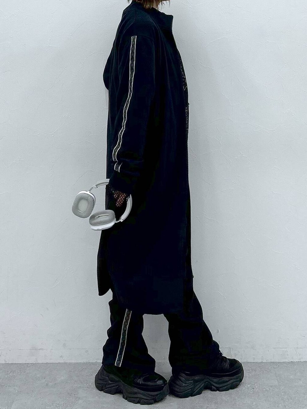 ブラック系のスニーカー、ブラック系のTシャツ/カットソー、ブラック系のTシャツ/カットソーを着用したレディースの春コーディネートの5枚目の写真