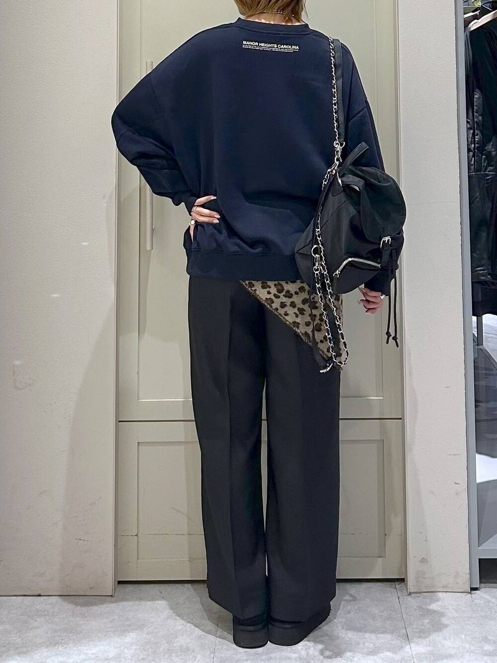 グレー系のその他パンツ、ブラック系のその他シューズ、ブラック系のショルダーバッグを着用したレディースの冬コーディネートの6枚目の写真