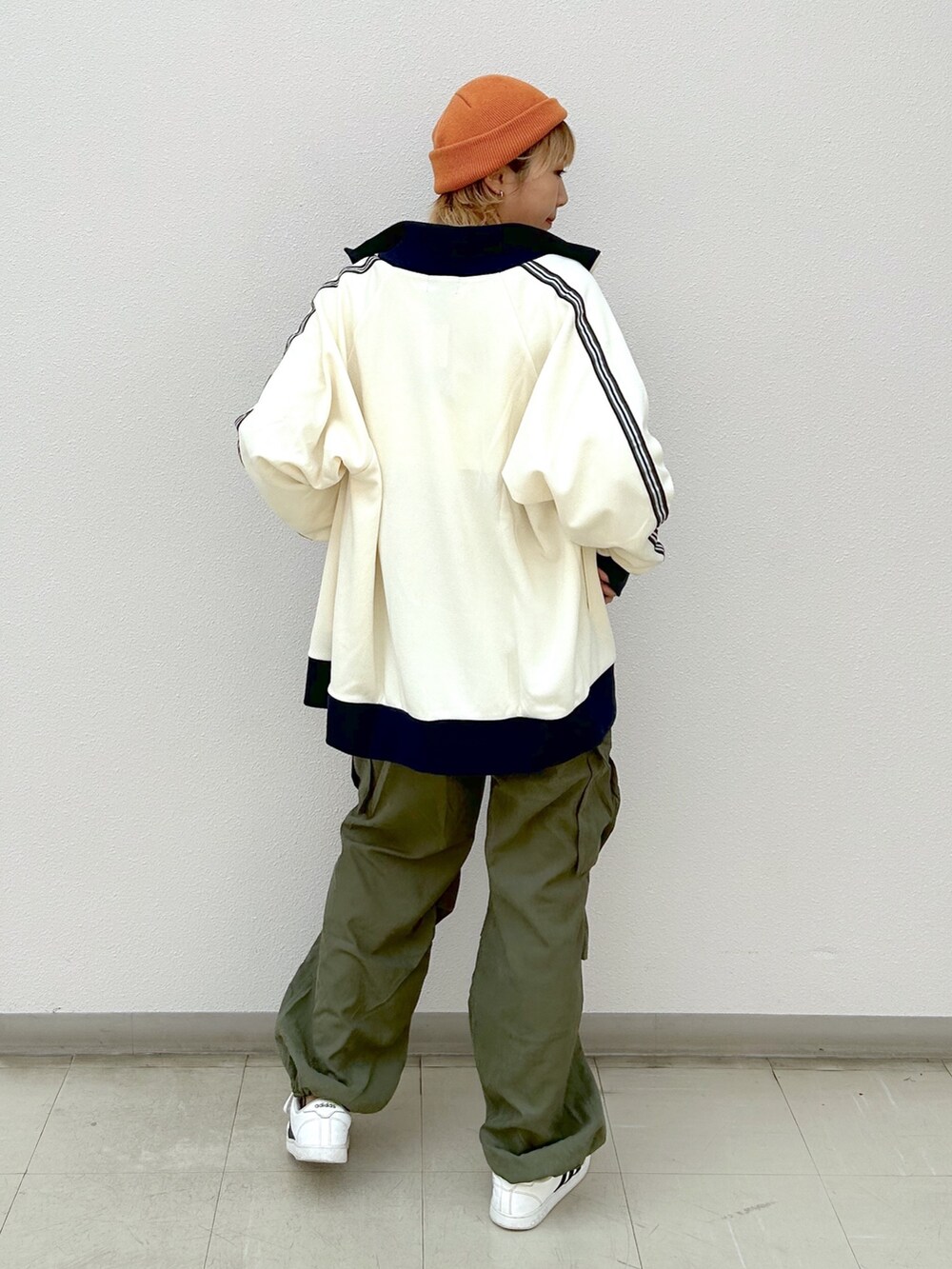「秋服準備はじめました、ロゴT、休日コーデ、カジュアルコーデ、お洒落さんとつながりたい、メンズライク、ストリート、スニーカー、ビーニー、オーバーサイズ、ワークパンツ、トラックジャケット、ジャージ、高身長女子、ママコーデ」｜「PBLIMのPAGEBOYLIM/トラックジャケット（セットアップ、ホワイト系）」を使った、いそまるさん（レディース・168cm）の秋コーディネートの3枚目の写真