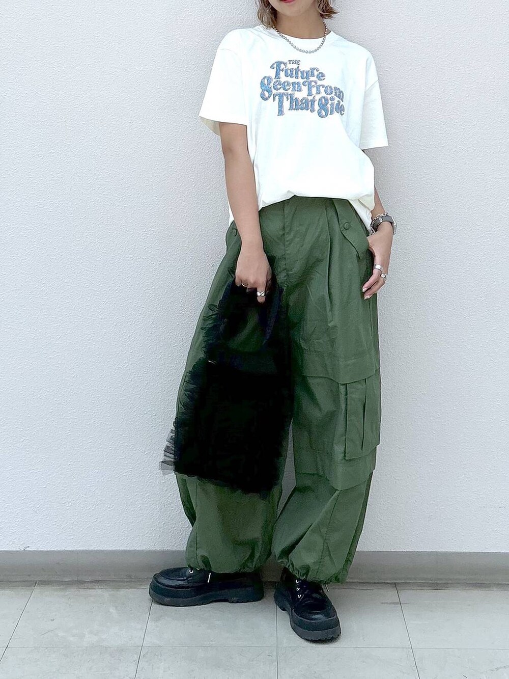 「着痩せ・細見え、高身長、女子ウケ、カジュアル、PAGEBOY、PBLIM、骨格ウェーブ_PAGEBOY、Tシャツ、パンツ、ストリート、メンズライク、ネックレス、旅行、夏コーデ、ママコーデ」｜「PAGEBOYのパラシュートパンツ（その他パンツ、グリーン系）」を使った、いそまるさん（レディース・168cm）の夏コーディネートの3枚目の写真