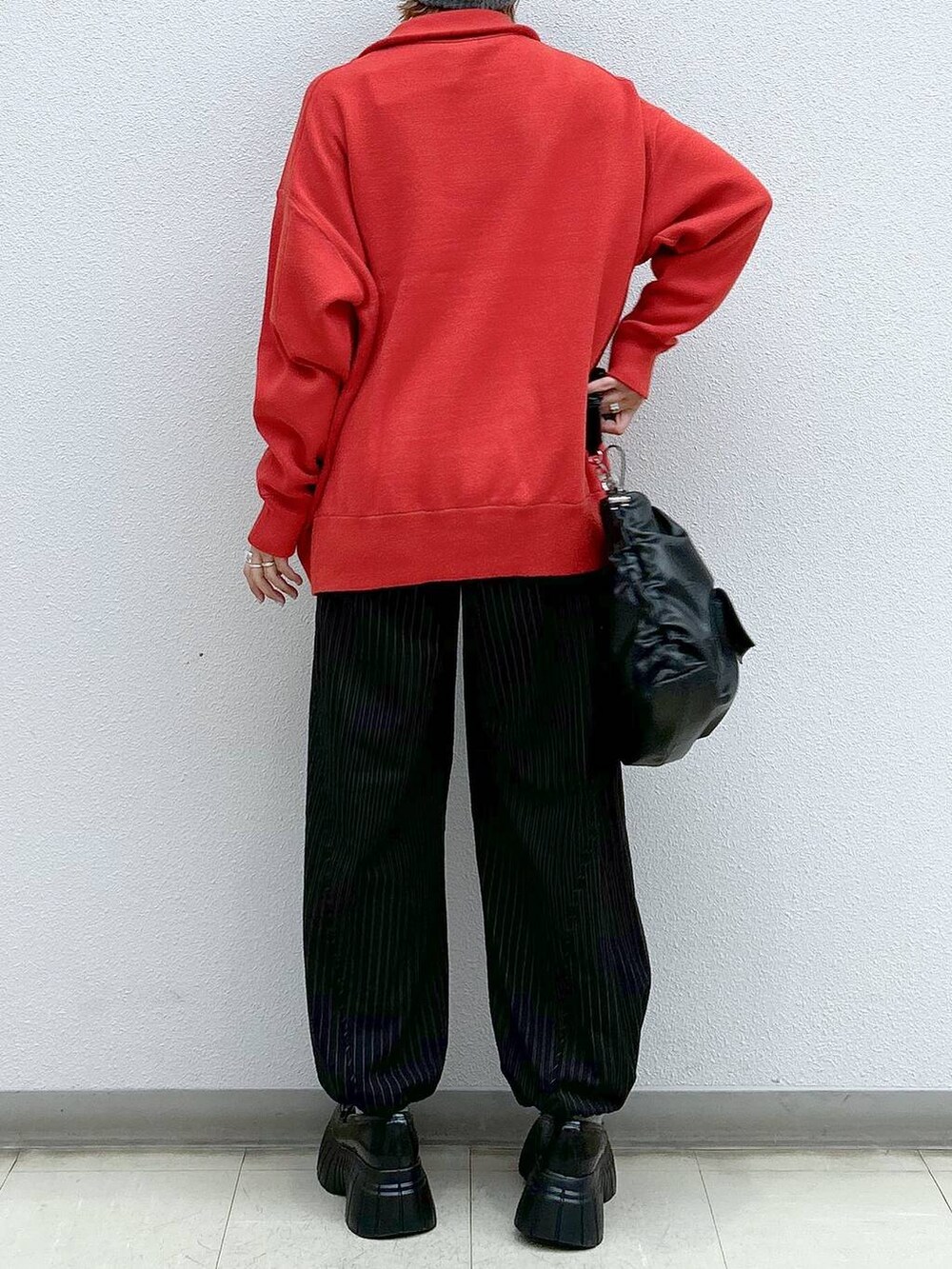その他のその他パンツ、オレンジ系のニット/セーター、ブラック系のローファーを着用したレディースの春コーディネートの6枚目の写真