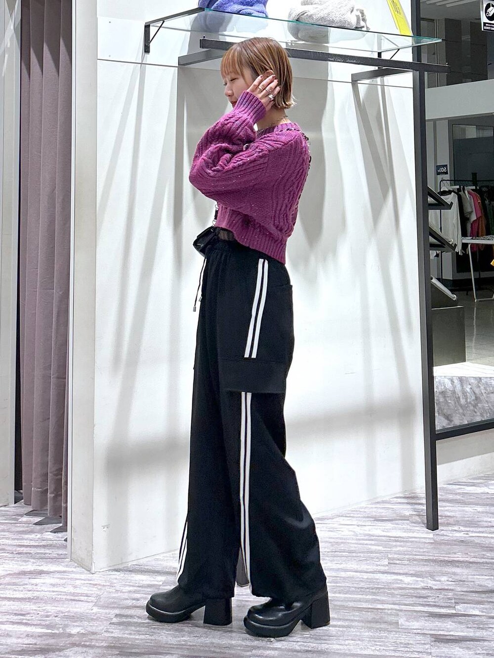 ブラック系のその他パンツ、ブラック系のTシャツ/カットソー、ブラック系のブーツを着用したレディースの冬コーディネートの2枚目の写真