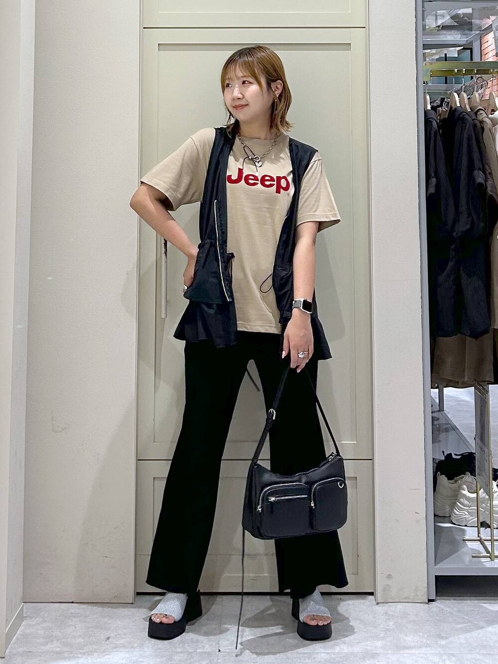 シルバー系のサンダル、その他のその他パンツ、ベージュ系のTシャツ/カットソーを着用したレディースの夏コーディネートの7枚目の写真