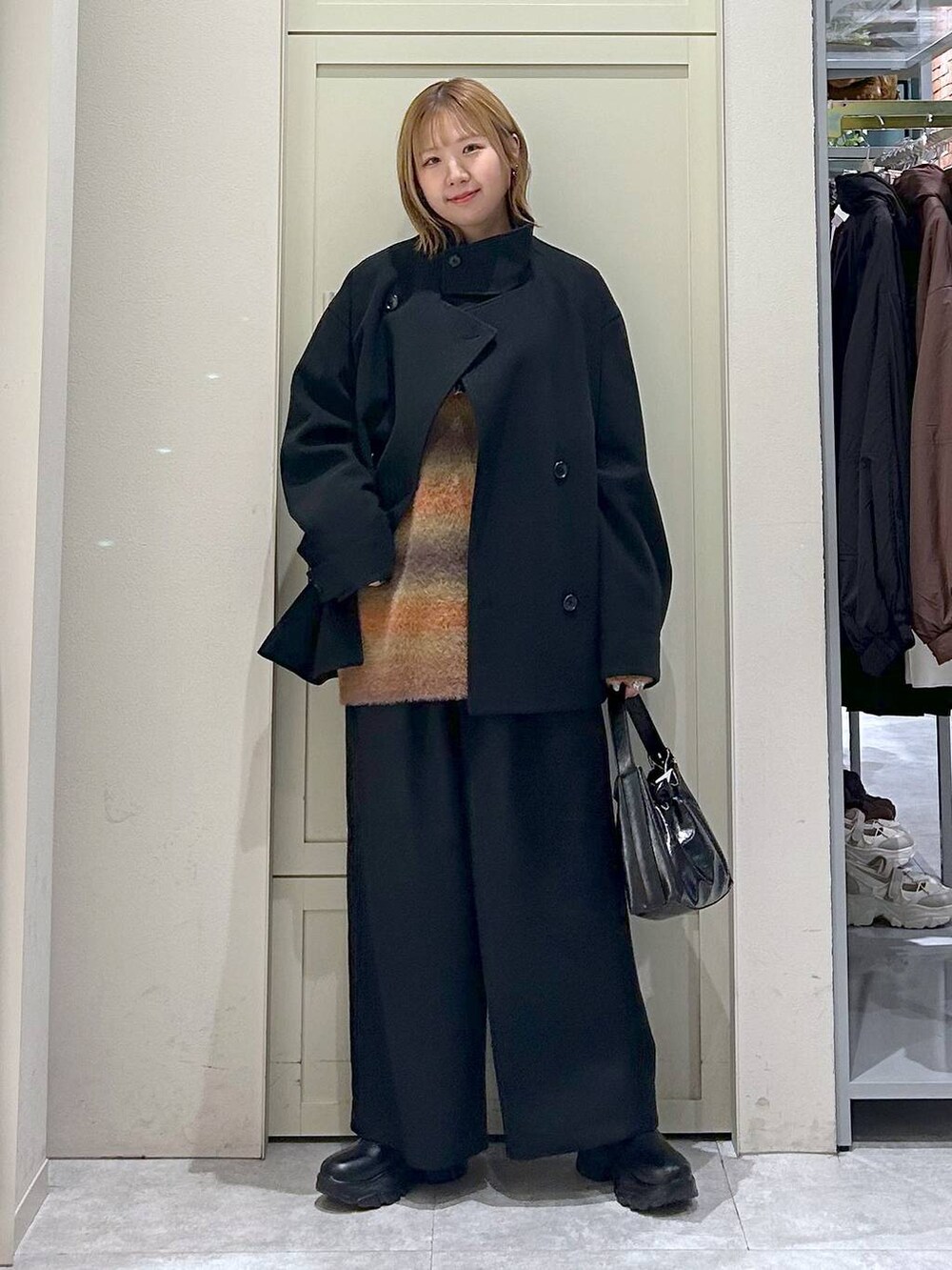 ブラック系のブーツ、ブラック系のその他パンツ、ブラック系のショルダーバッグを着用したレディースの冬コーディネートの7枚目の写真