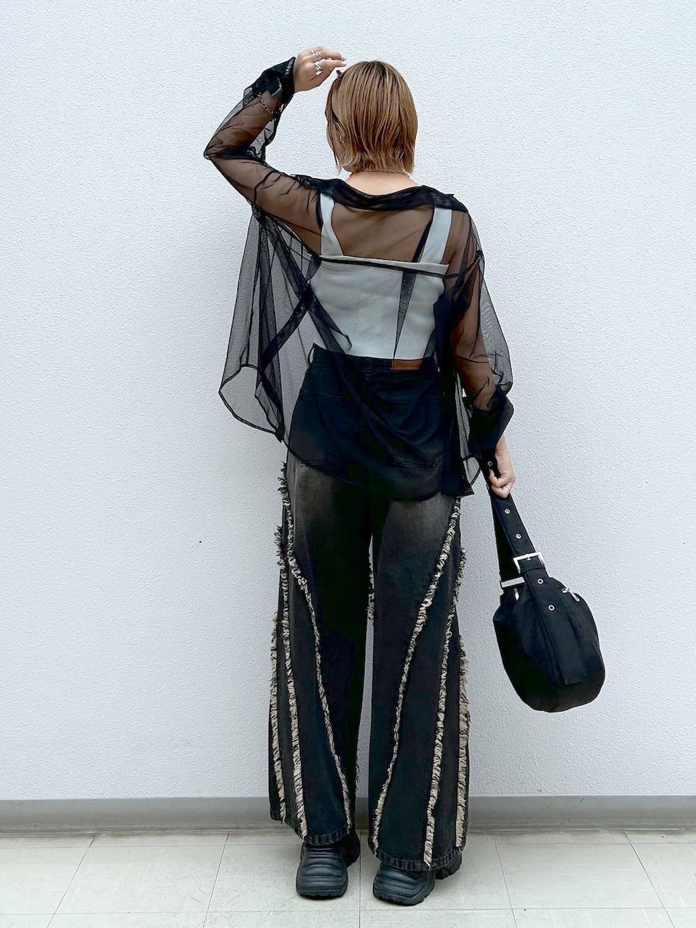 ブラック系のスニーカー、ホワイト系のタンクトップ、ブラック系のシャツ/ブラウスを着用したレディースの夏コーディネートの3枚目の写真