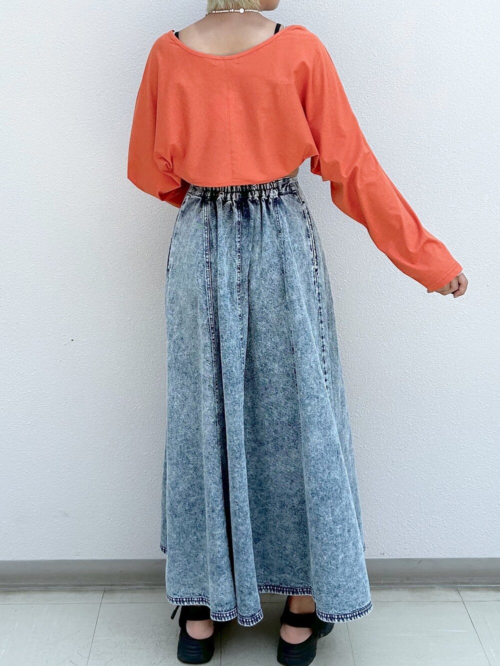 オレンジ系のカーディガン/ボレロ、ブルー系のジャンパースカートを着用したレディースの夏コーディネートの6枚目の写真