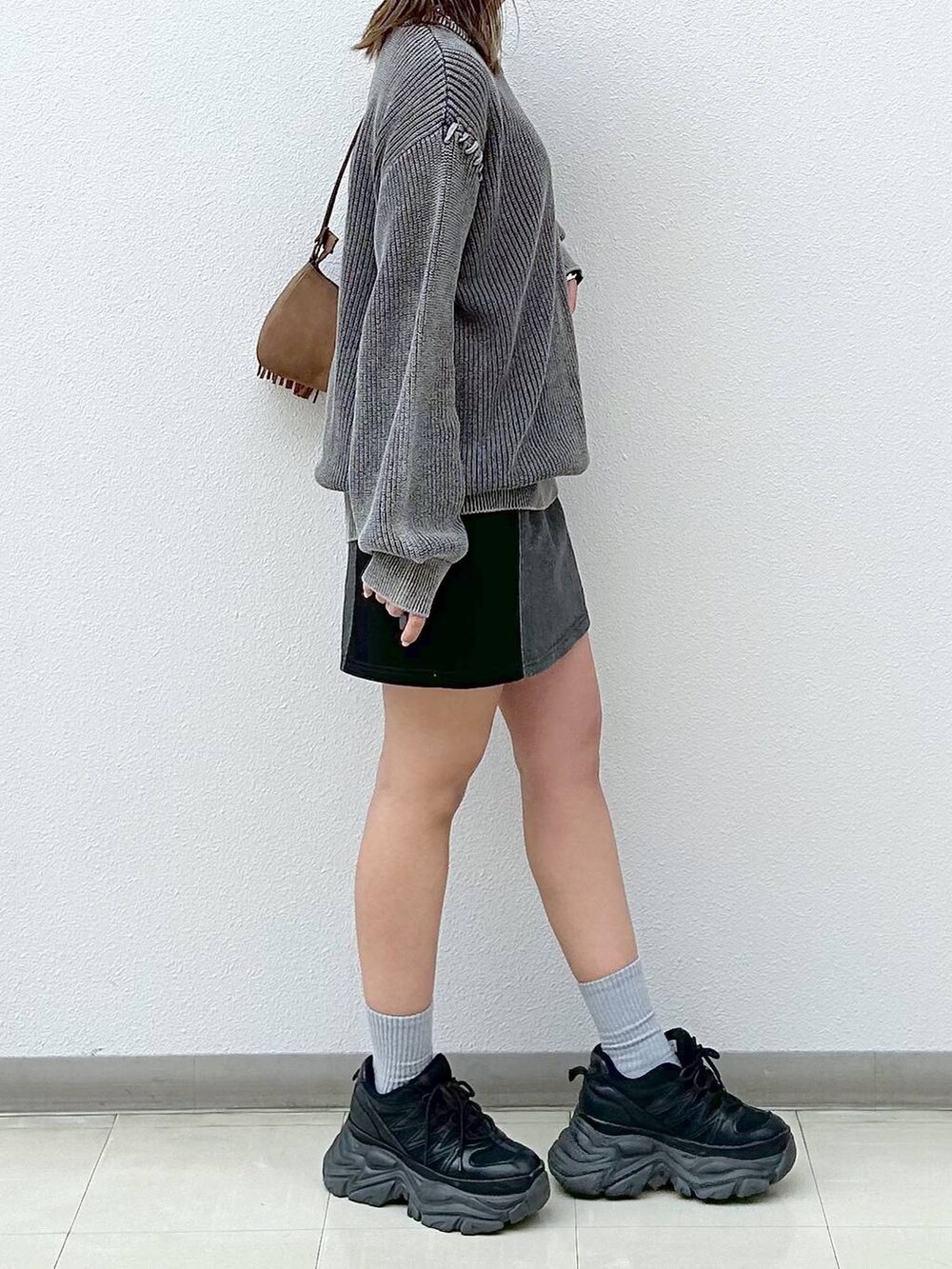 「ネックレス、ショルダーバッグ、着痩せ・細見え、高身長、女子ウケ、カジュアル、PAGEBOY、PBLIM、骨格ウェーブ_PAGEBOY、ニット、セットアップ、ミニスカート、スカート、スニーカー、スニーカー特集」｜「PAGEBOYのプラットチャンキースニーカー（スニーカー、ブラック系）」を使った、いそまるさん（レディース・168cm）の春コーディネートの5枚目の写真