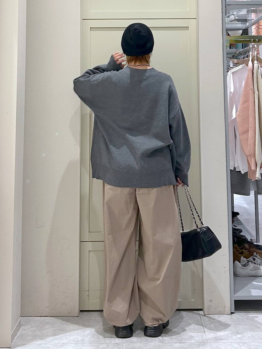 ブラック系のショルダーバッグ、ブラック系のローファー、ベージュ系のその他パンツを着用したレディースの冬コーディネートの3枚目の写真