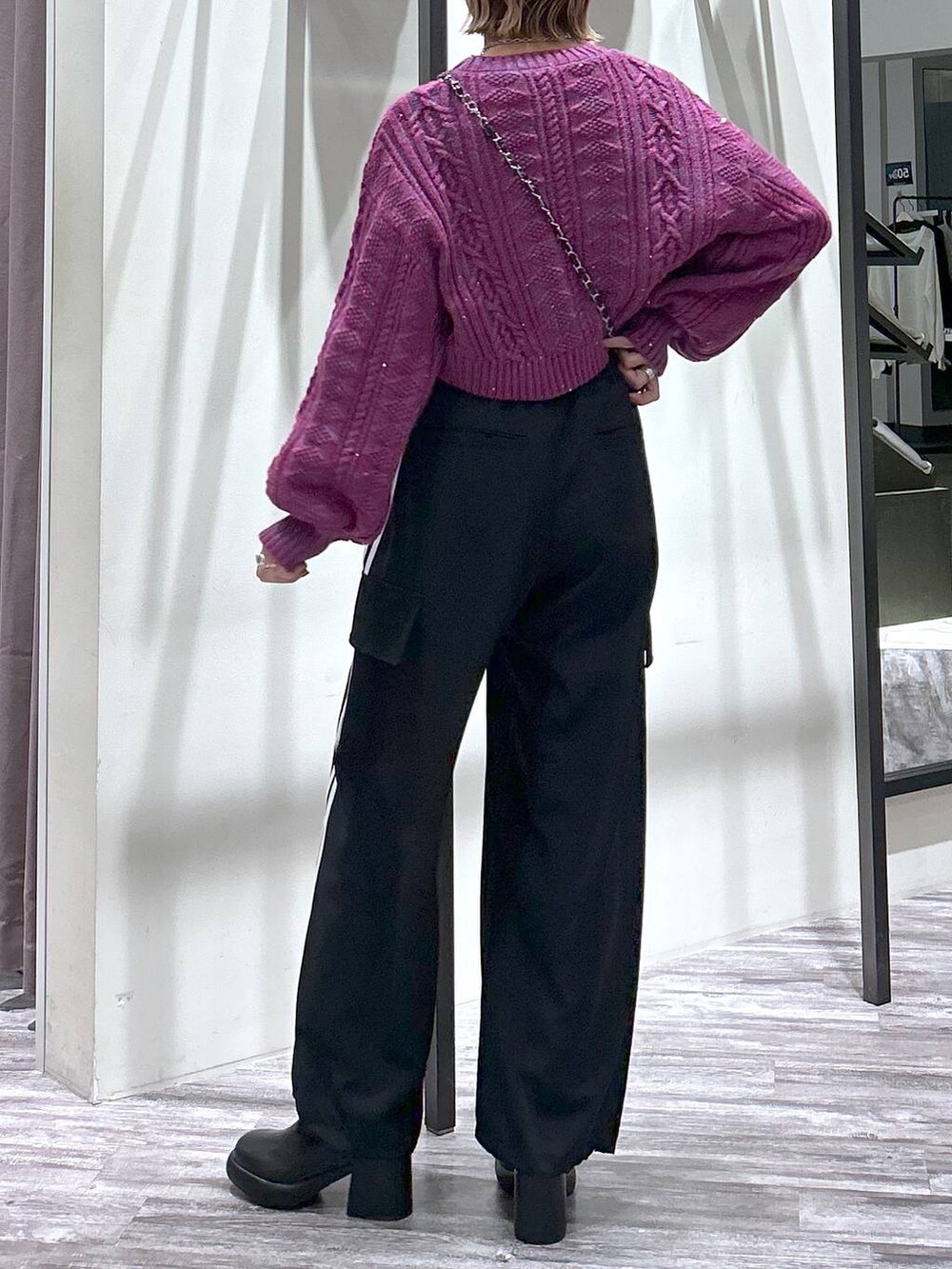 ブラック系のその他パンツ、ブラック系のTシャツ/カットソー、ブラック系のブーツを着用したレディースの冬コーディネートの6枚目の写真