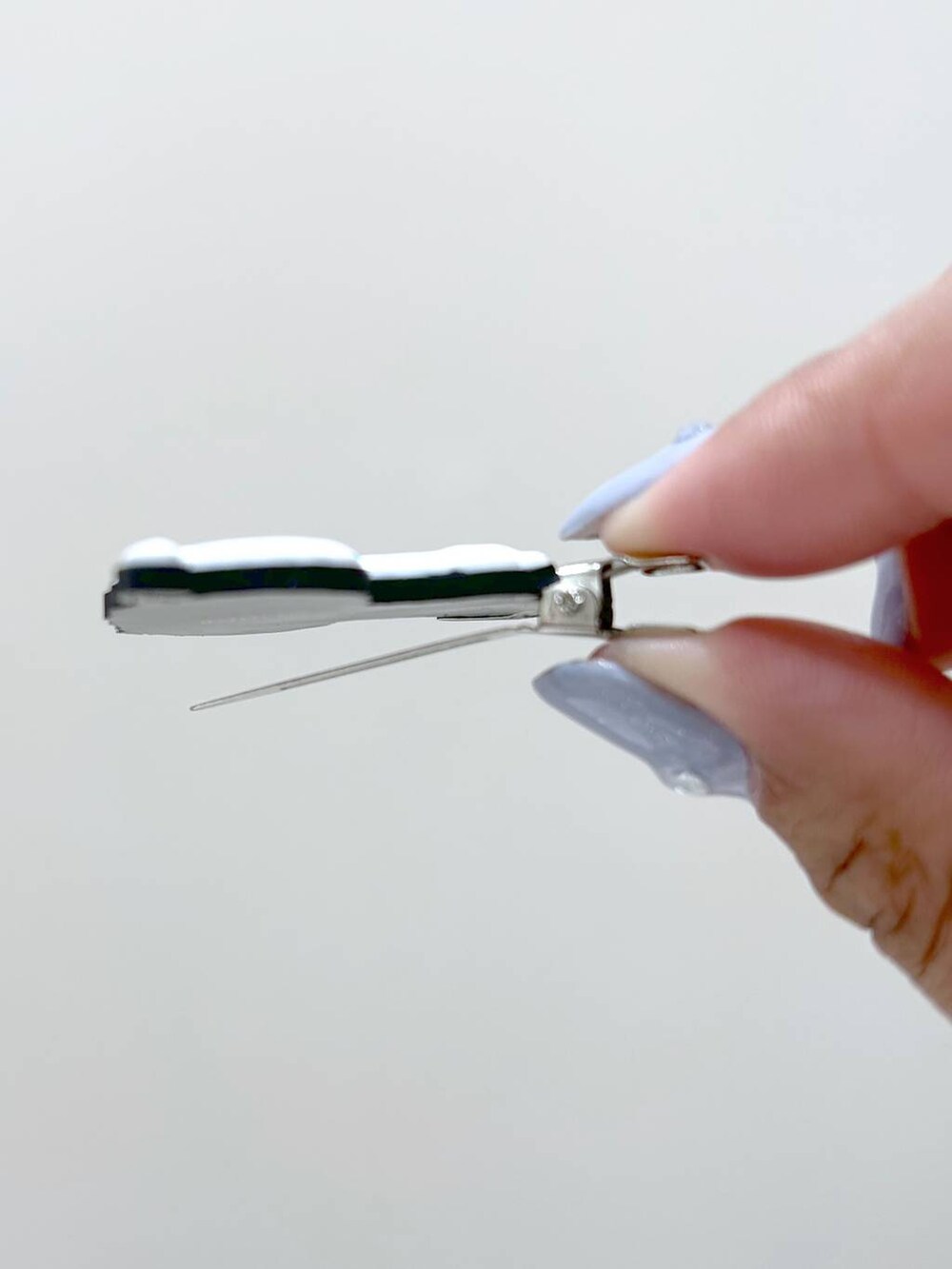 ブルー系のヘアピンを着用したレディースの夏コーディネートの5枚目の写真