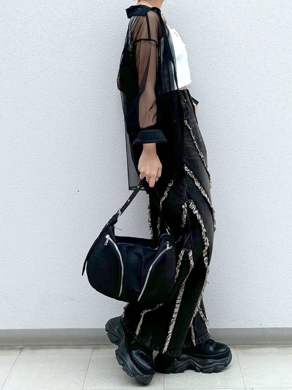 ブラック系のスニーカー、ホワイト系のタンクトップ、ブラック系のシャツ/ブラウスを着用したレディースの夏コーディネートの5枚目の写真