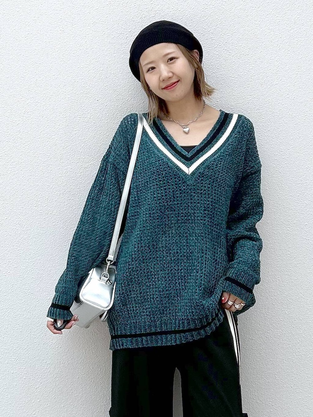 ブラック系のスニーカー、ブラック系のその他パンツ、シルバー系のショルダーバッグを着用したレディースの秋コーディネートの4枚目の写真