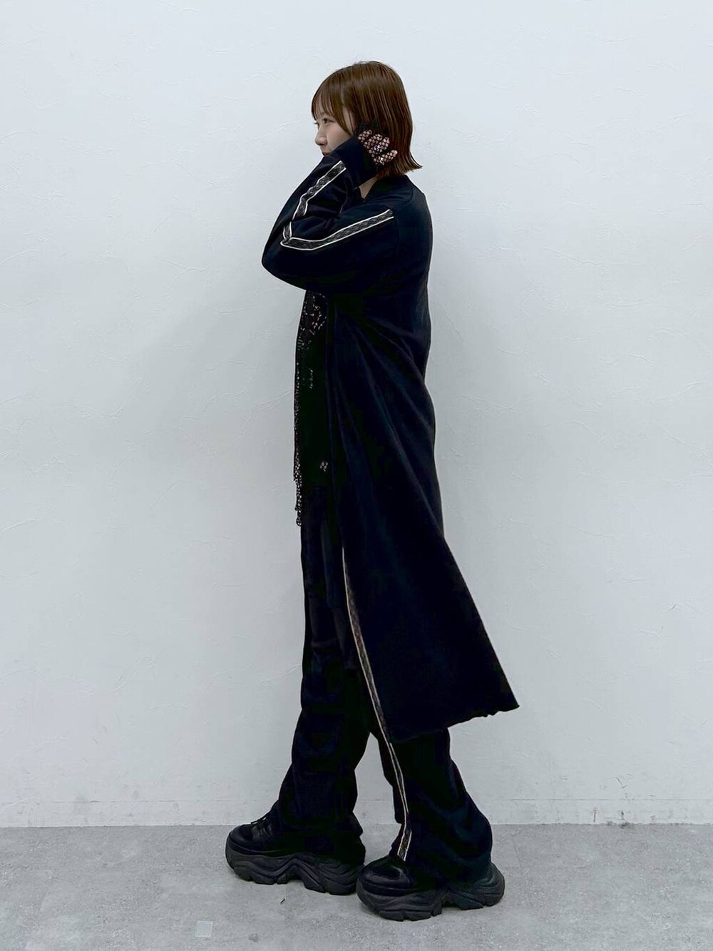 ブラック系のスニーカー、ブラック系のTシャツ/カットソー、ブラック系のTシャツ/カットソーを着用したレディースの春コーディネートの2枚目の写真