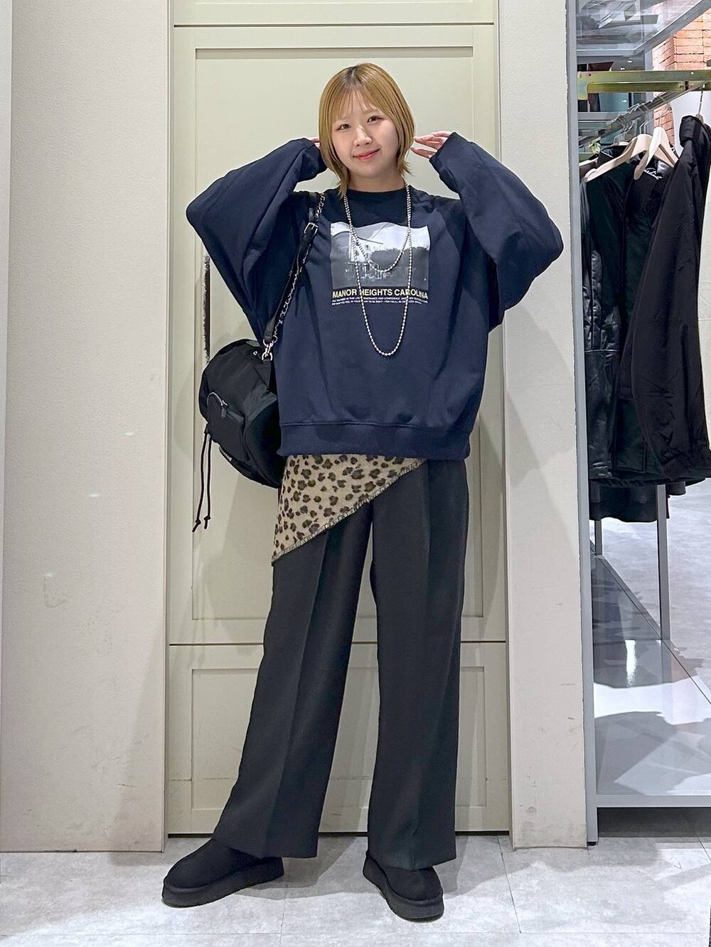 グレー系のその他パンツ、ブラック系のその他シューズ、ブラック系のショルダーバッグを着用したレディースの冬コーディネートの7枚目の写真