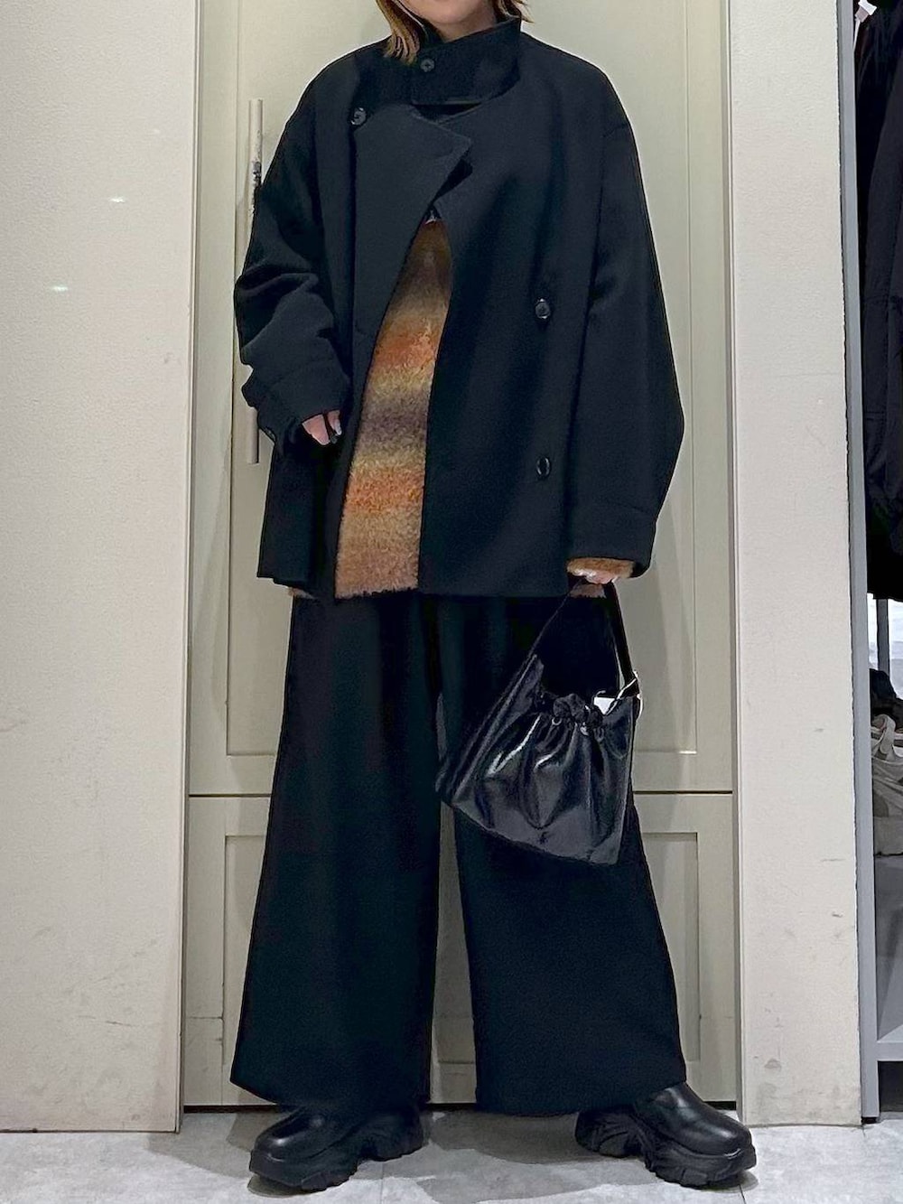 ブラック系のブーツ、ブラック系のその他パンツ、ブラック系のショルダーバッグを着用したレディースの冬コーディネートの4枚目の写真