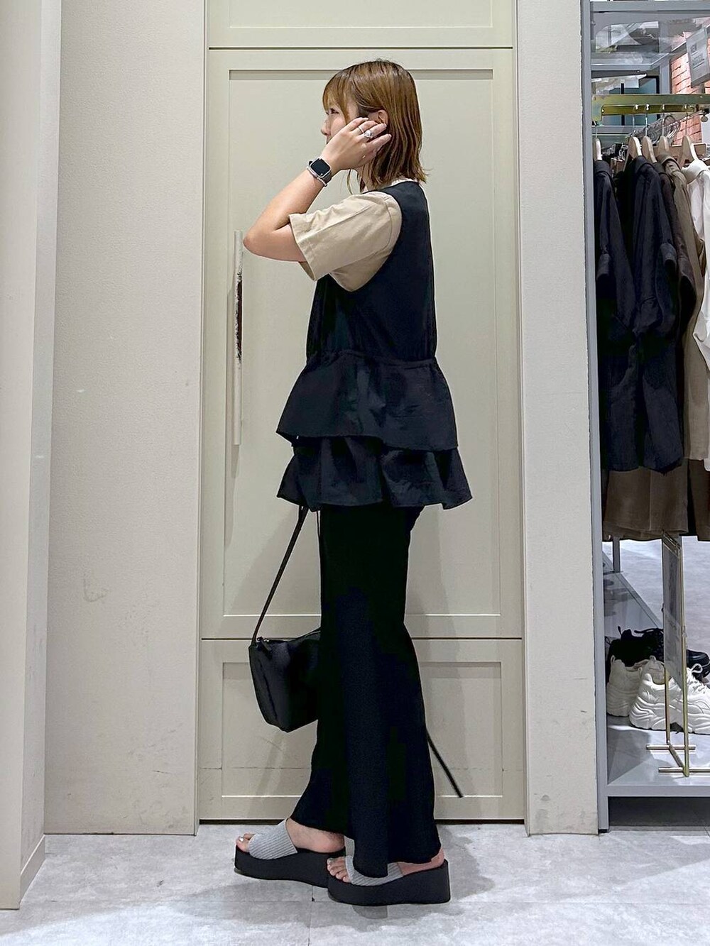 シルバー系のサンダル、その他のその他パンツ、ベージュ系のTシャツ/カットソーを着用したレディースの夏コーディネートの2枚目の写真