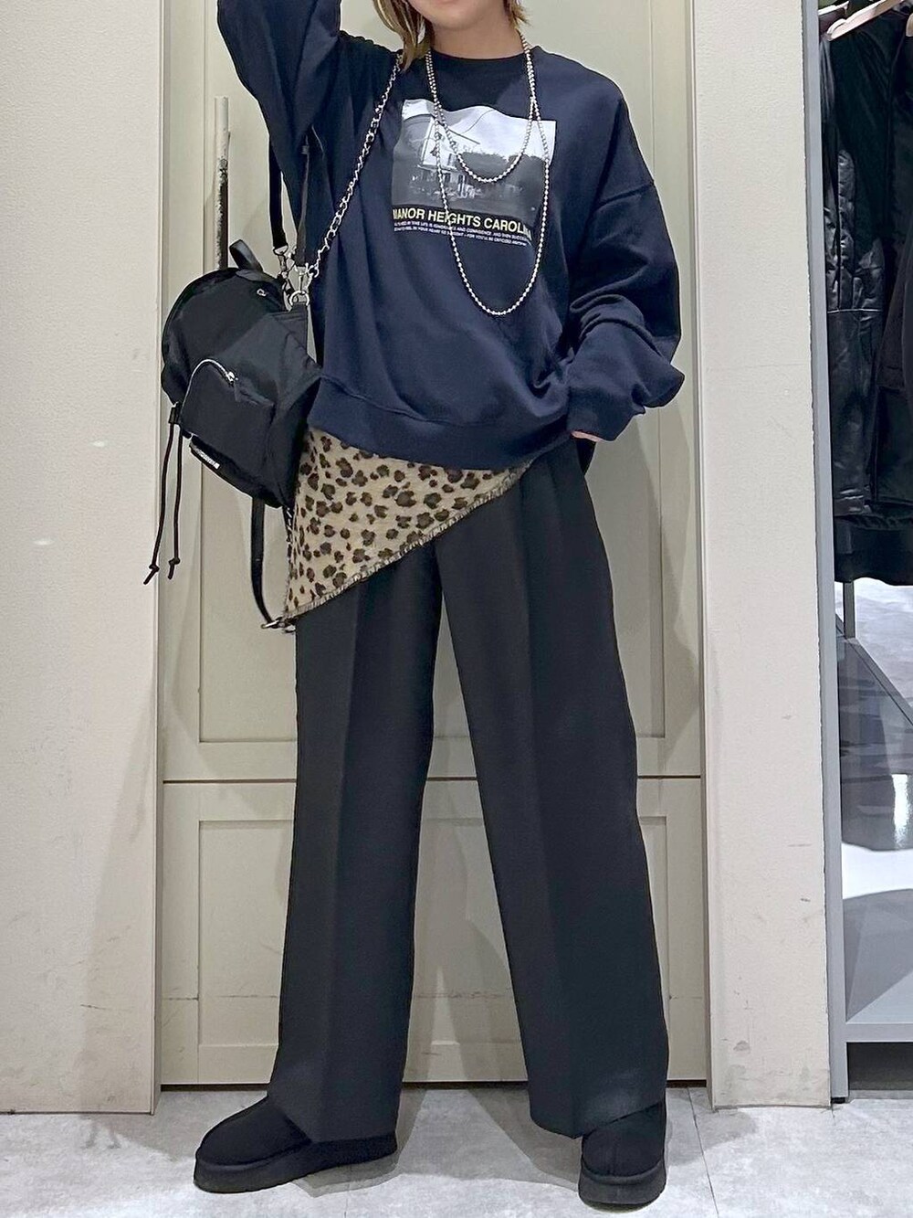 グレー系のその他パンツ、ブラック系のその他シューズ、ブラック系のショルダーバッグを着用したレディースの冬コーディネートの4枚目の写真