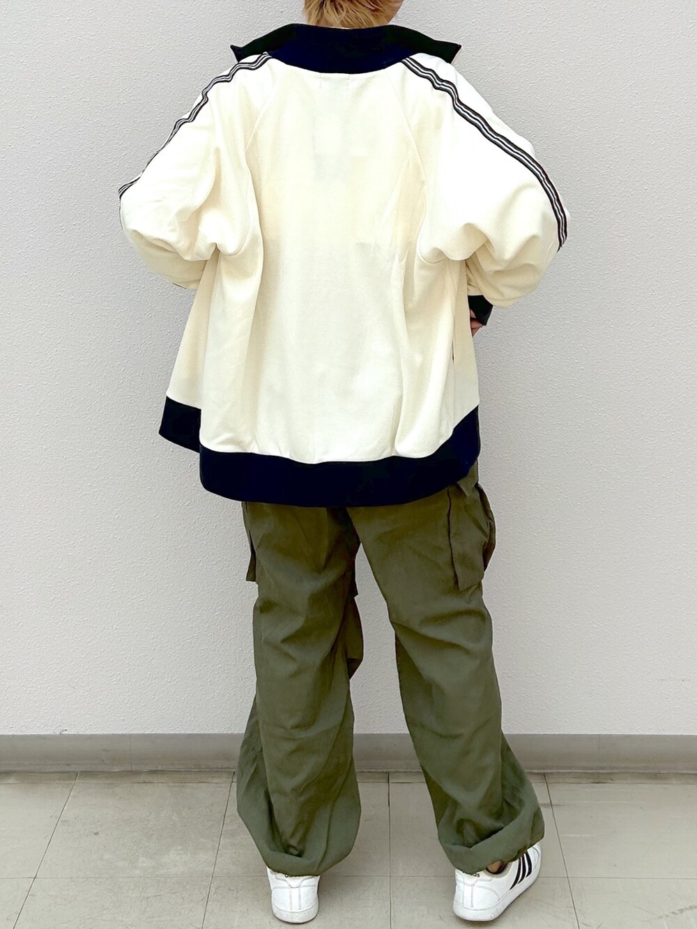 「秋服準備はじめました、ロゴT、休日コーデ、カジュアルコーデ、お洒落さんとつながりたい、メンズライク、ストリート、スニーカー、ビーニー、オーバーサイズ、ワークパンツ、トラックジャケット、ジャージ、高身長女子、ママコーデ」｜「PBLIMのPAGEBOYLIM/トラックジャケット（セットアップ、ホワイト系）」を使った、いそまるさん（レディース・168cm）の秋コーディネートの6枚目の写真