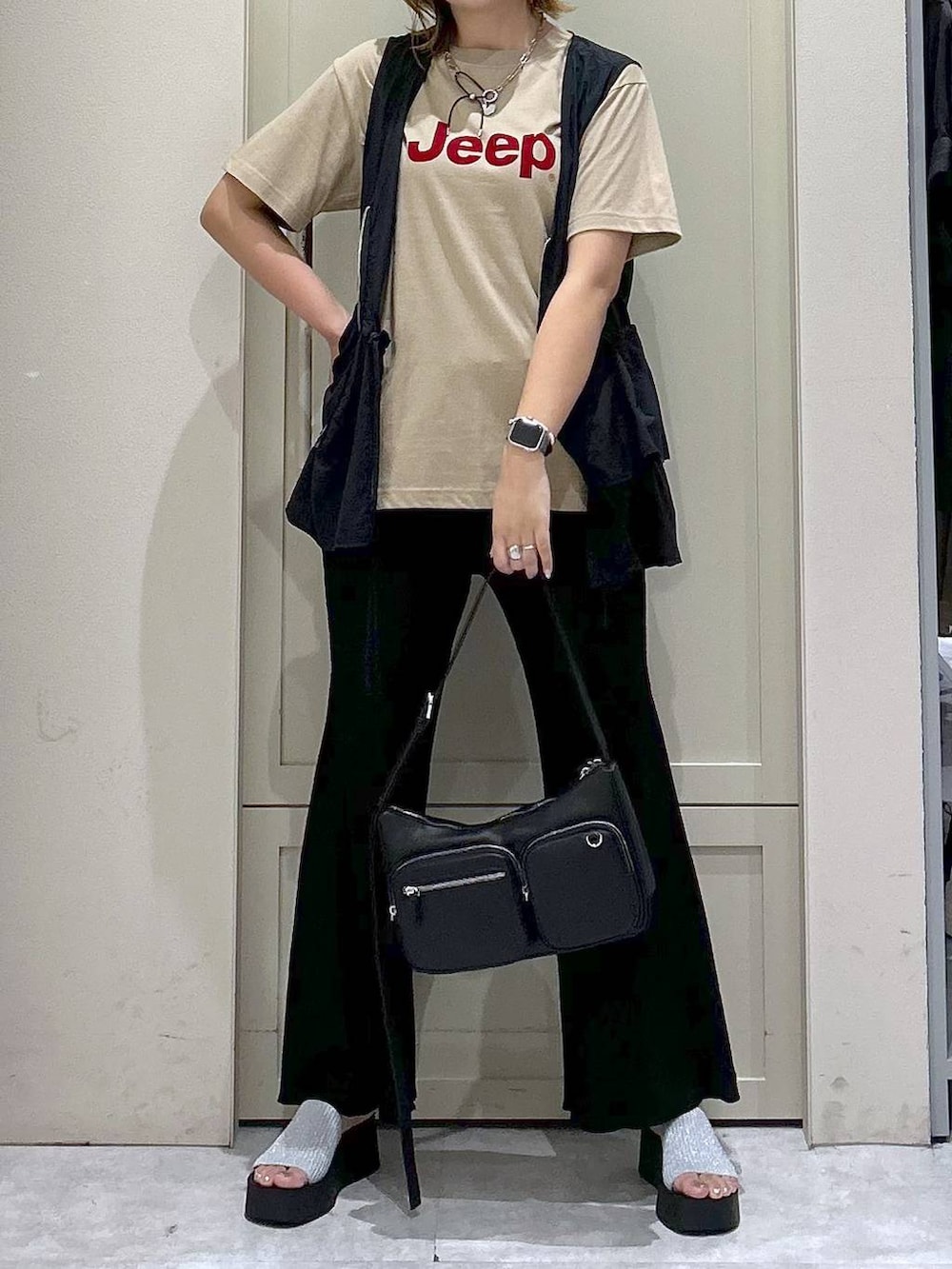 シルバー系のサンダル、その他のその他パンツ、ベージュ系のTシャツ/カットソーを着用したレディースの夏コーディネートの4枚目の写真