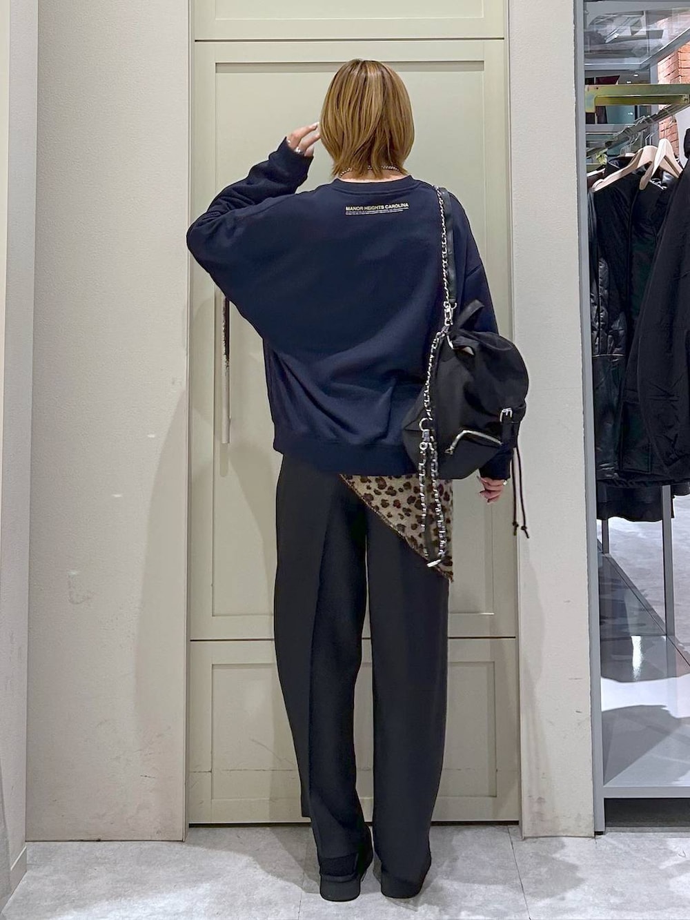 グレー系のその他パンツ、ブラック系のその他シューズ、ブラック系のショルダーバッグを着用したレディースの冬コーディネートの3枚目の写真