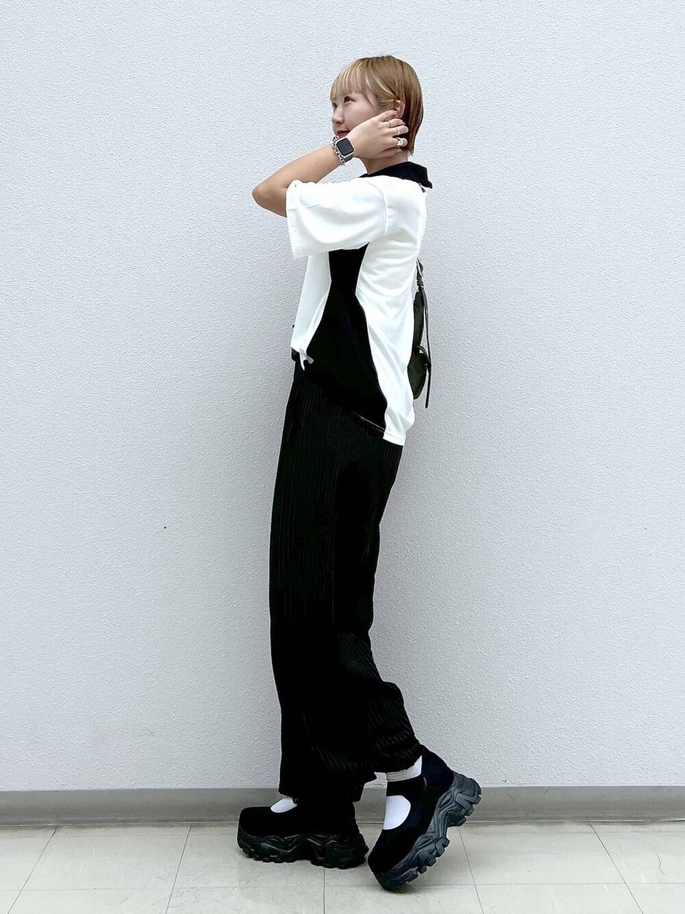 その他のその他パンツ、グリーン系のショルダーバッグ、ブラック系のスニーカーを着用したレディースの春コーディネートの2枚目の写真