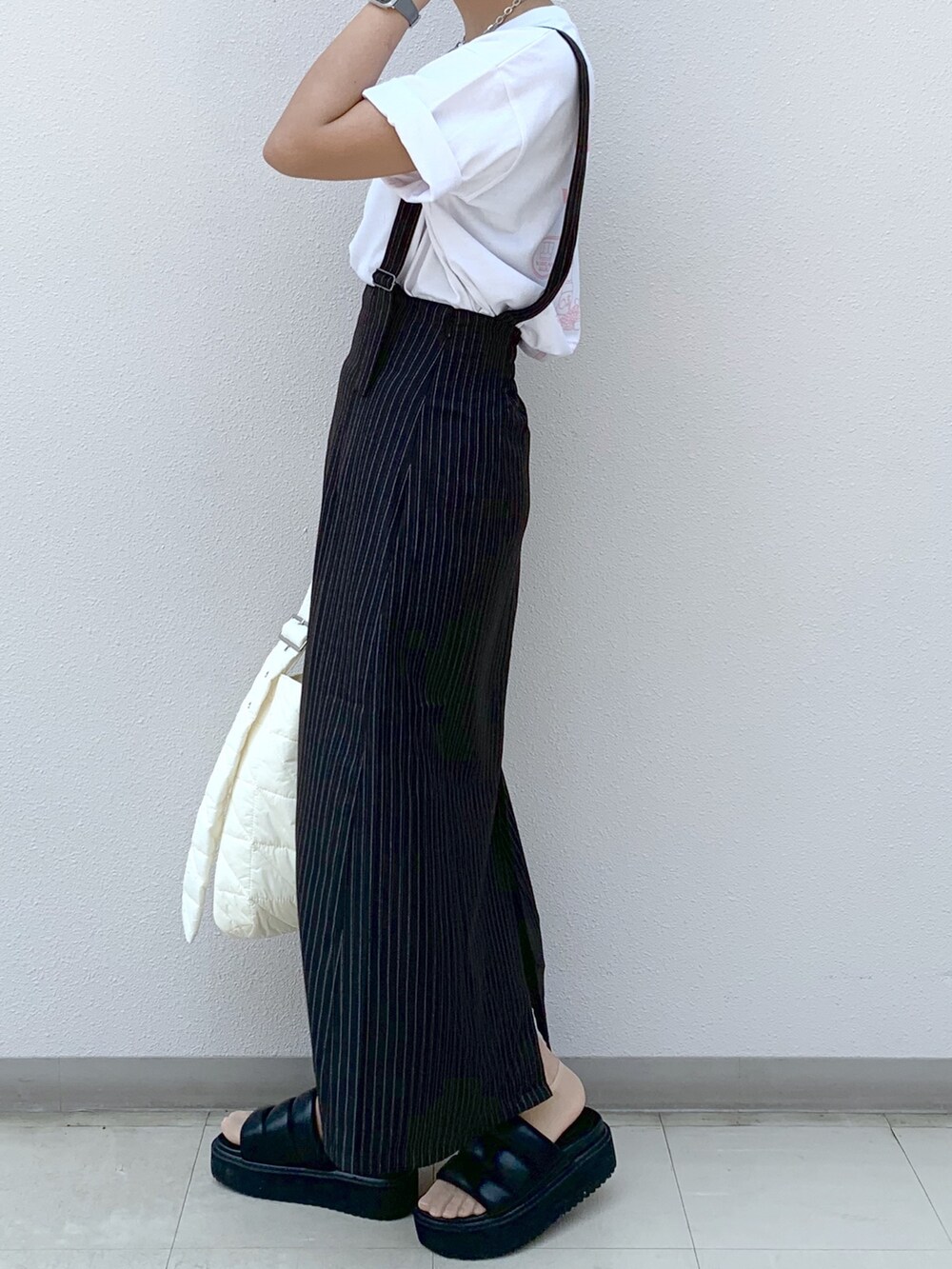 ピンク系のTシャツ/カットソー、その他のワンピースを着用したレディースの春コーディネートの4枚目の写真