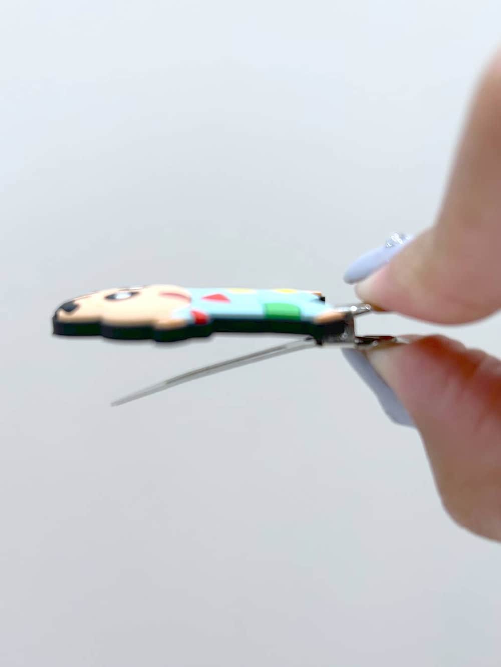 ブルー系のヘアピンを着用したレディースの夏コーディネートの8枚目の写真