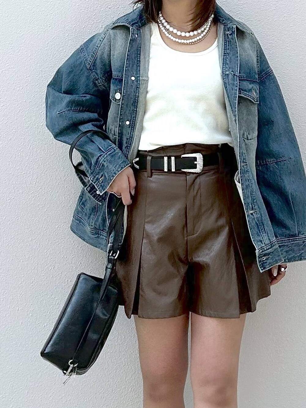「着痩せ・細見え、高身長、女子ウケ、カジュアル、PAGEBOY、PBLIM、骨格ウェーブ_PAGEBOY、デニムジャケット、ロンT、セットアップ、ショートパンツ、レザー、スニーカー、スニーカー特集、厚底シューズ」|「PAGEBOYのプラットチャンキースニーカー(スニーカー、ブラック系)」を使った、いそまるさん(レディース・168cm)の冬コーディネートの4枚目の写真