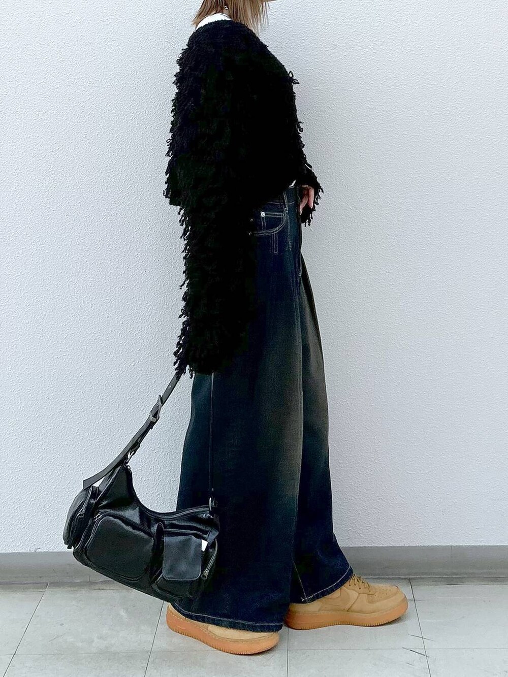 ブラック系のショルダーバッグ、ブラック系のカーディガン/ボレロ、ホワイト系のTシャツ/カットソーを着用したレディースの冬コーディネートの5枚目の写真