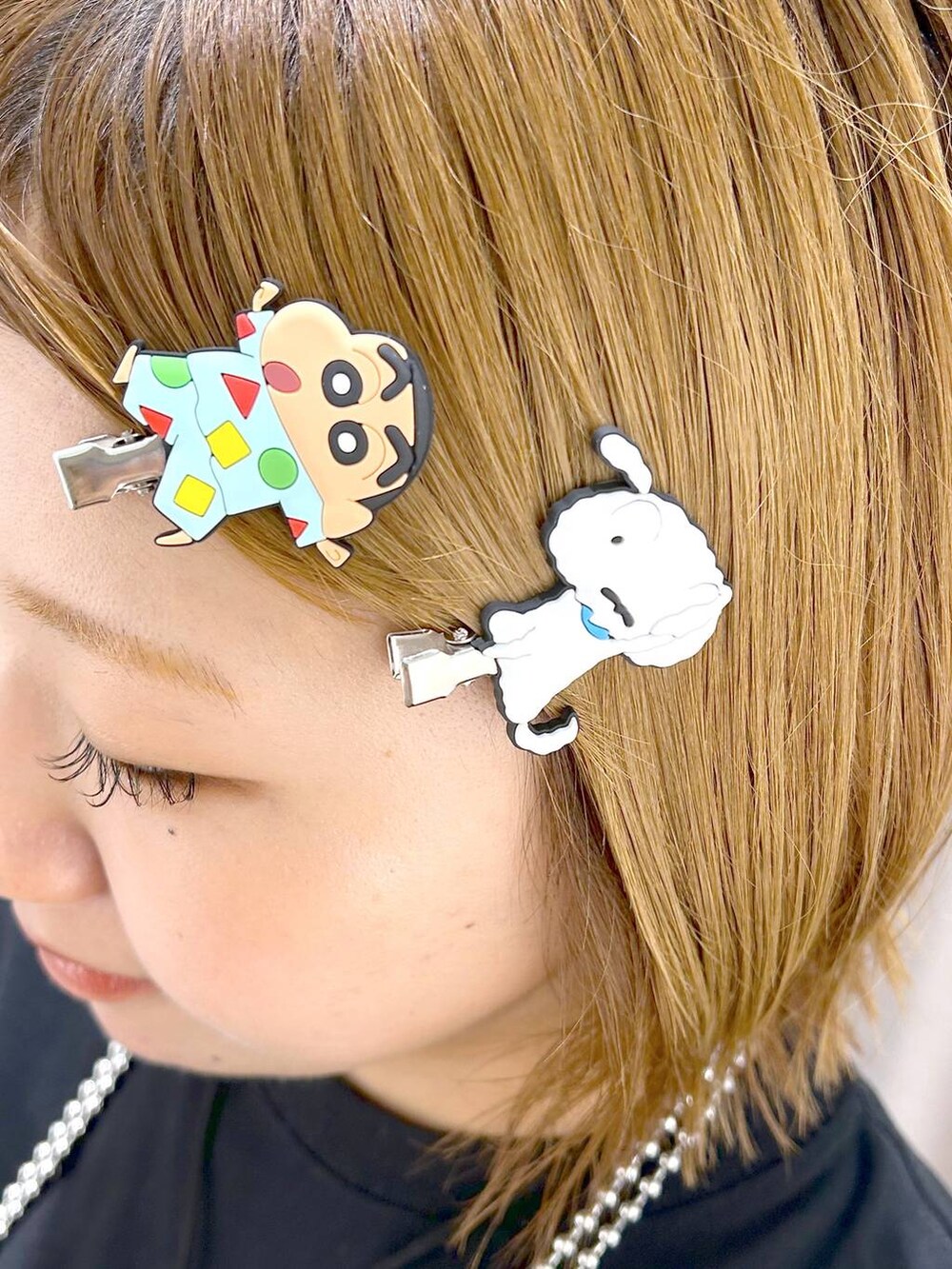 ブルー系のヘアピンを着用したレディースの夏コーディネートの9枚目の写真