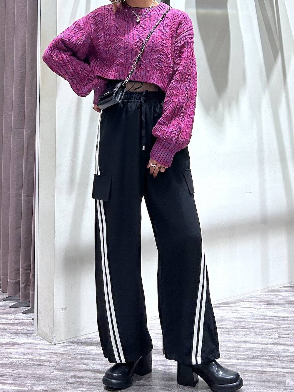 ブラック系のその他パンツ、ブラック系のTシャツ/カットソー、ブラック系のブーツを着用したレディースの冬コーディネートの4枚目の写真