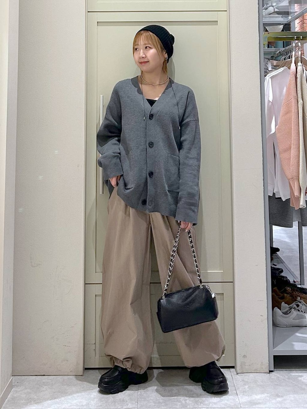 ブラック系のショルダーバッグ、ブラック系のローファー、ベージュ系のその他パンツを着用したレディースの冬コーディネートの7枚目の写真