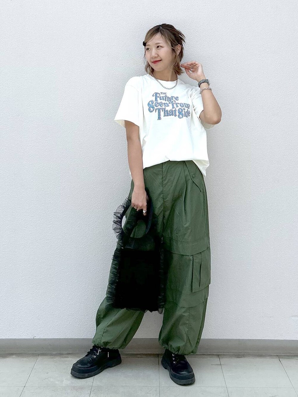 「着痩せ・細見え、高身長、女子ウケ、カジュアル、PAGEBOY、PBLIM、骨格ウェーブ_PAGEBOY、Tシャツ、パンツ、ストリート、メンズライク、ネックレス、旅行、夏コーデ、ママコーデ」｜「PAGEBOYのパラシュートパンツ（その他パンツ、グリーン系）」を使った、いそまるさん（レディース・168cm）の夏コーディネートの6枚目の写真