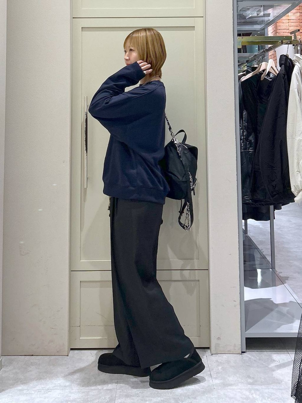 グレー系のその他パンツ、ブラック系のその他シューズ、ブラック系のショルダーバッグを着用したレディースの冬コーディネートの2枚目の写真