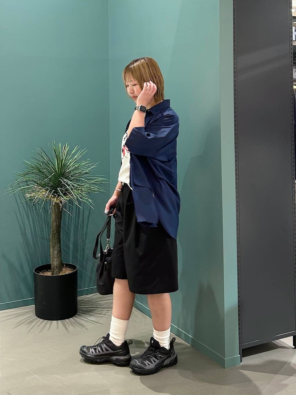 ブルー系のシャツ/ブラウス、ブラック系のショルダーバッグ、ブラック系のその他パンツを着用したレディースの夏コーディネートの2枚目の写真