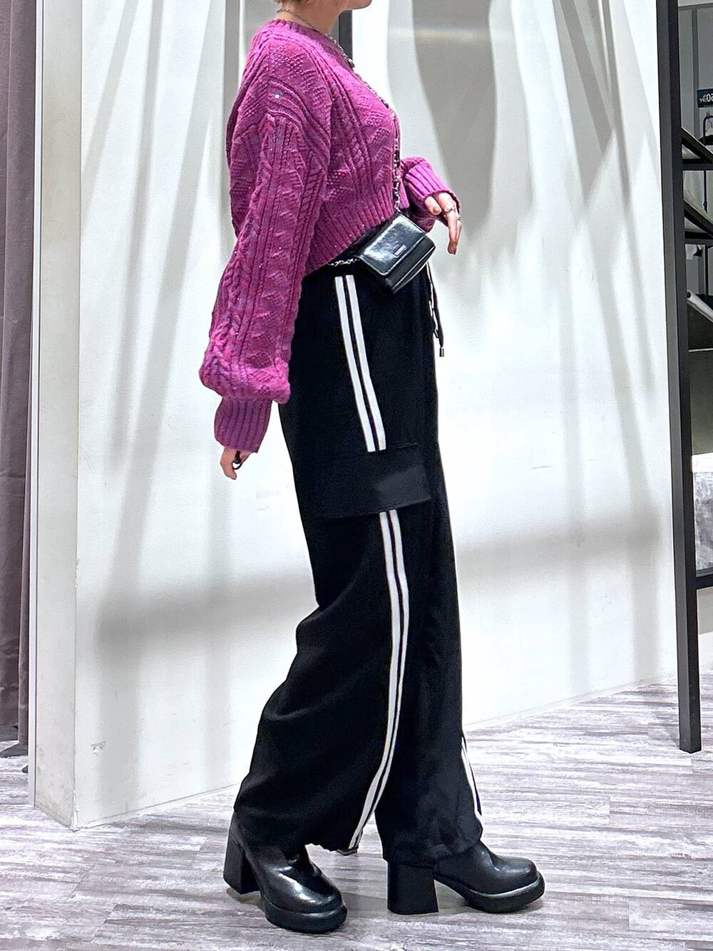 ブラック系のその他パンツ、ブラック系のTシャツ/カットソー、ブラック系のブーツを着用したレディースの冬コーディネートの5枚目の写真