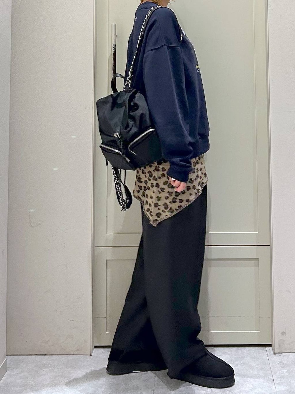 グレー系のその他パンツ、ブラック系のその他シューズ、ブラック系のショルダーバッグを着用したレディースの冬コーディネートの5枚目の写真