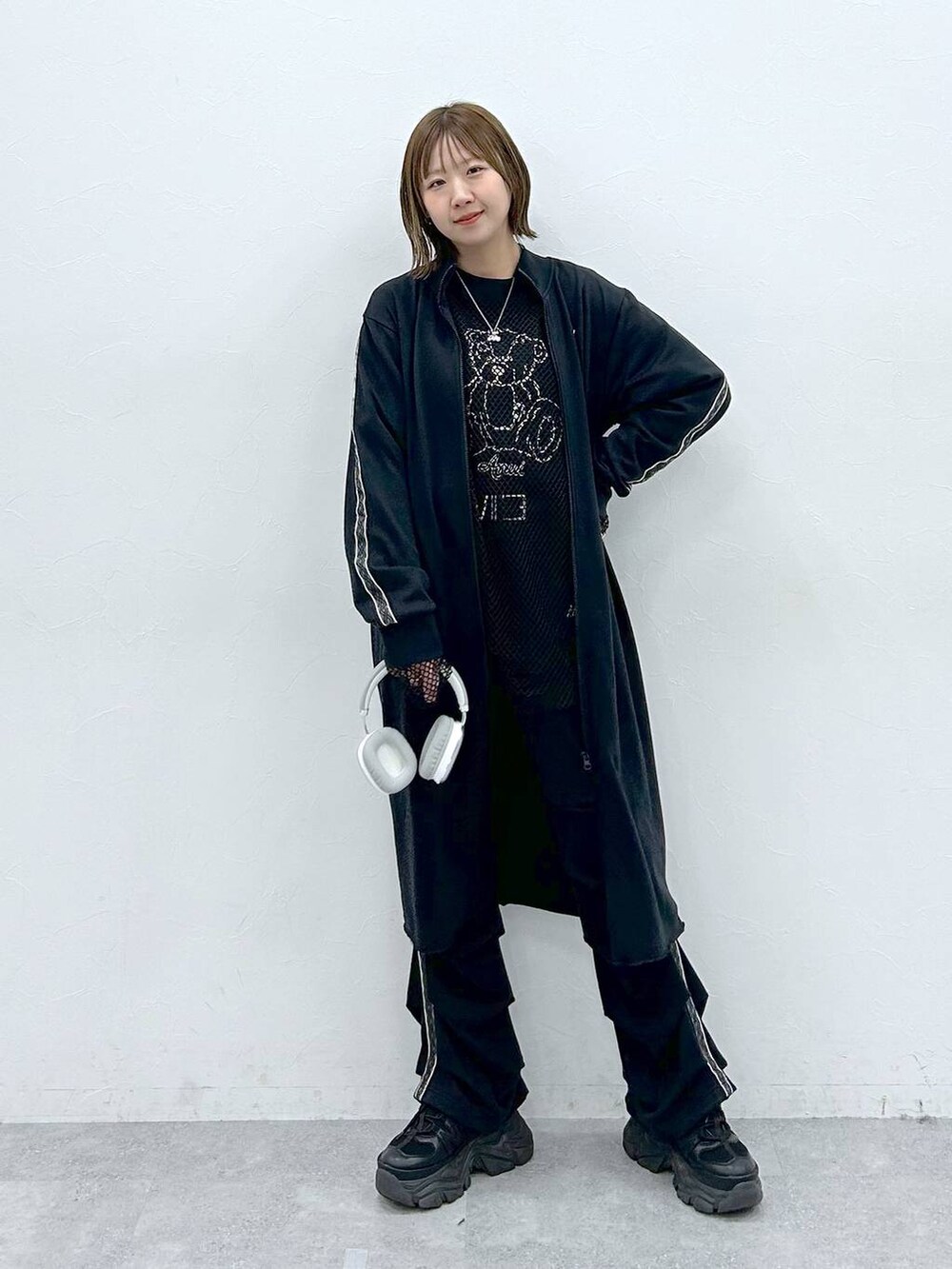 ブラック系のスニーカー、ブラック系のTシャツ/カットソー、ブラック系のTシャツ/カットソーを着用したレディースの春コーディネートの7枚目の写真