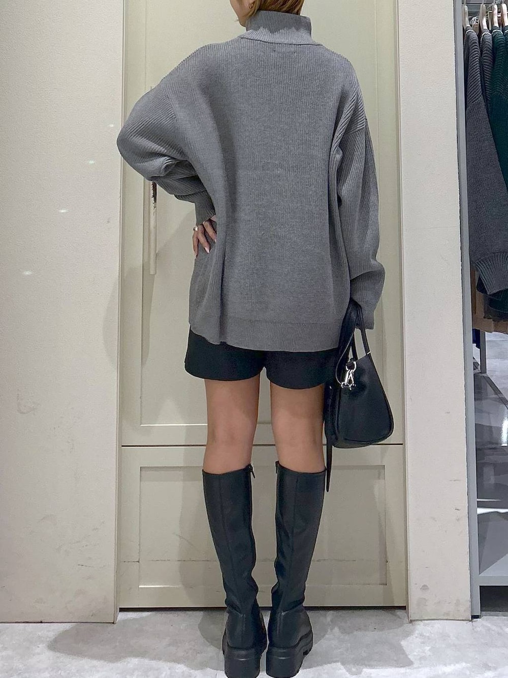 ブラウン系のその他パンツ、ブラック系のショルダーバッグ、ブラック系のブーツを着用したレディースの秋コーディネートの6枚目の写真