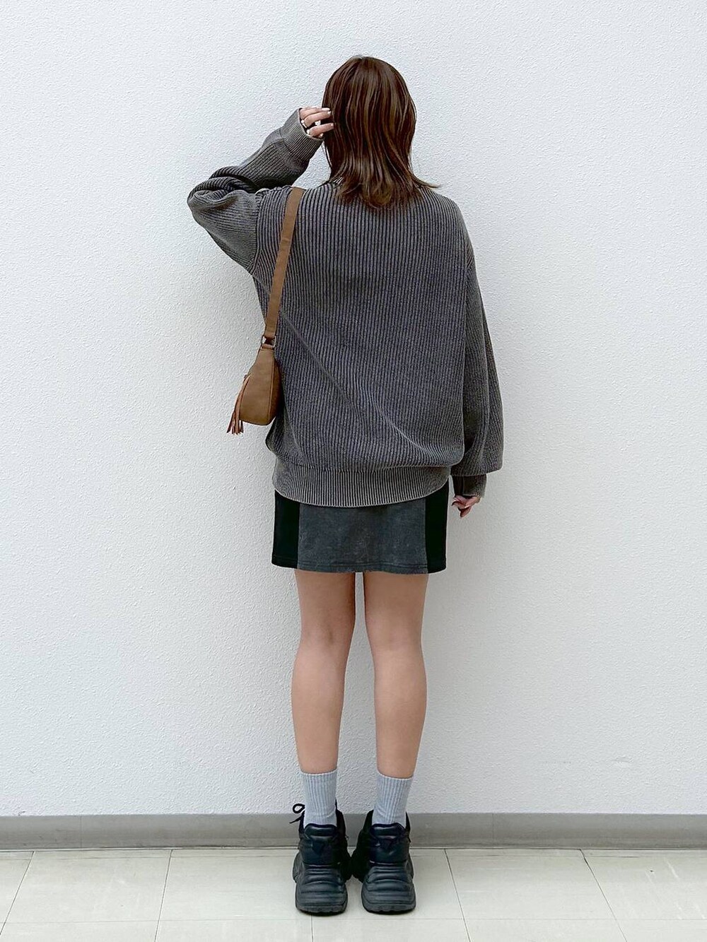 「ネックレス、ショルダーバッグ、着痩せ・細見え、高身長、女子ウケ、カジュアル、PAGEBOY、PBLIM、骨格ウェーブ_PAGEBOY、ニット、セットアップ、ミニスカート、スカート、スニーカー、スニーカー特集」｜「PAGEBOYのプラットチャンキースニーカー（スニーカー、ブラック系）」を使った、いそまるさん（レディース・168cm）の春コーディネートの3枚目の写真