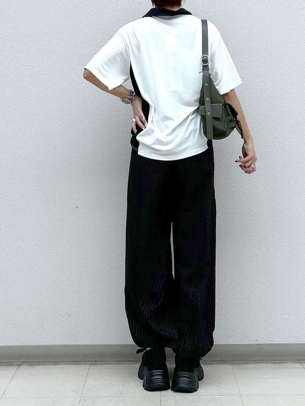 その他のその他パンツ、グリーン系のショルダーバッグ、ブラック系のスニーカーを着用したレディースの春コーディネートの6枚目の写真