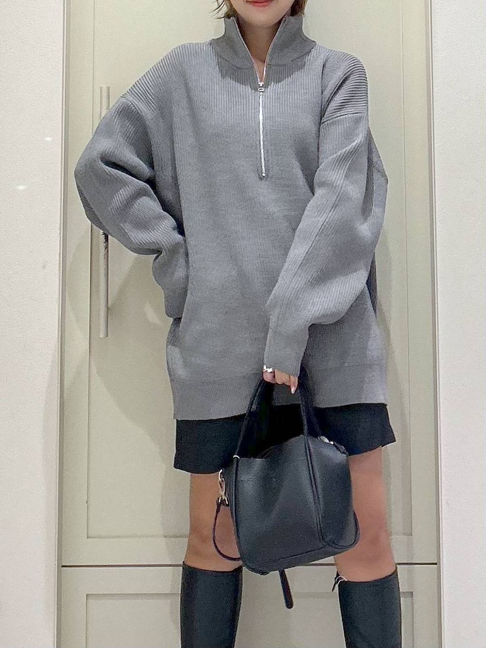 ブラウン系のその他パンツ、ブラック系のショルダーバッグ、ブラック系のブーツを着用したレディースの秋コーディネートの4枚目の写真