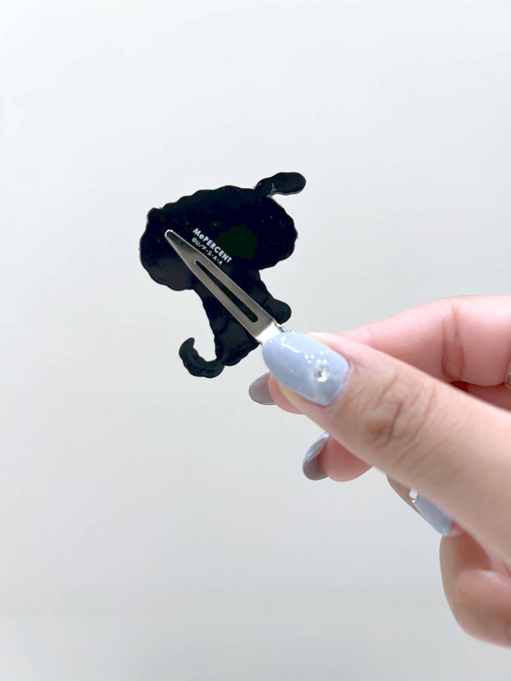 ブルー系のヘアピンを着用したレディースの夏コーディネートの4枚目の写真