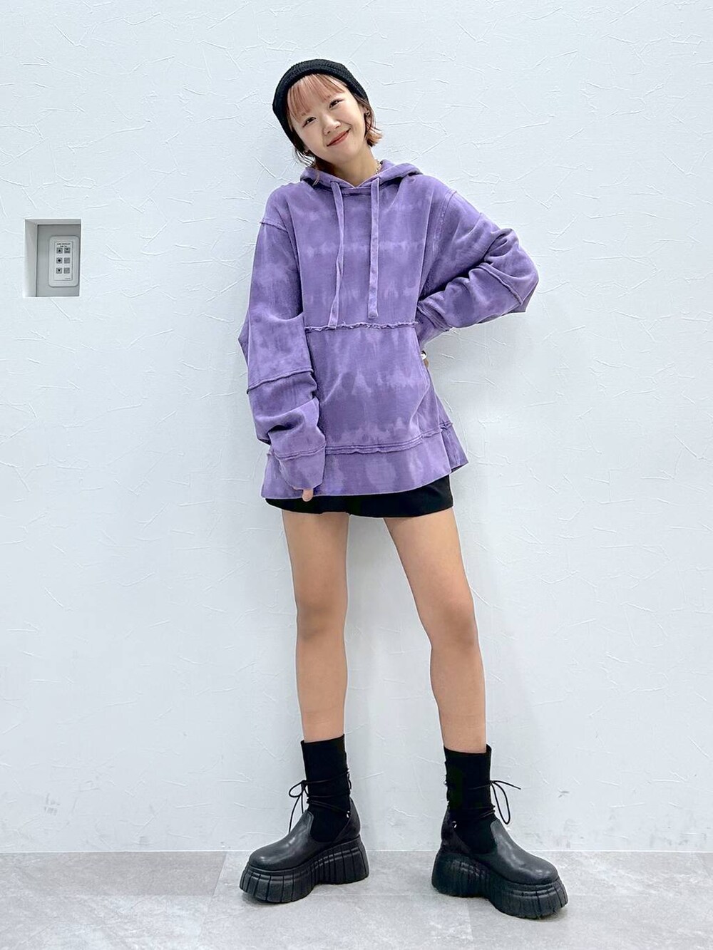 パープル系のパーカー、ブラック系のその他パンツ、ブラック系のブーツを着用したレディースの冬コーディネートの7枚目の写真