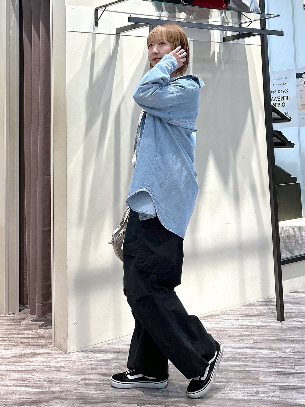 ホワイト系のTシャツ/カットソー、ブラック系のカーゴパンツ、ベージュ系のボストンバッグを着用したレディースの春コーディネートの2枚目の写真