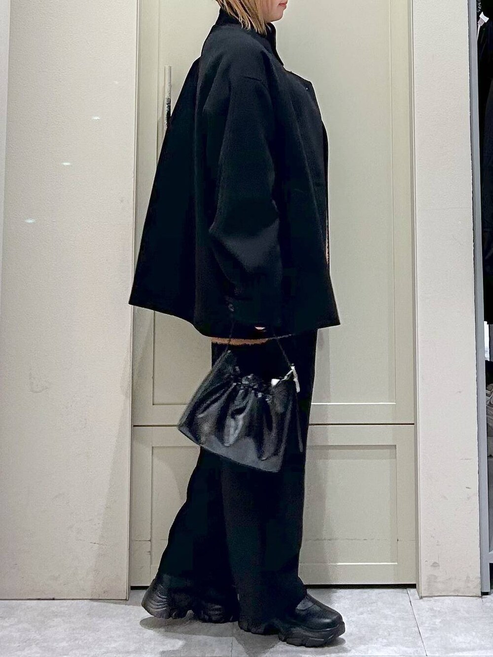 ブラック系のブーツ、ブラック系のその他パンツ、ブラック系のショルダーバッグを着用したレディースの冬コーディネートの5枚目の写真