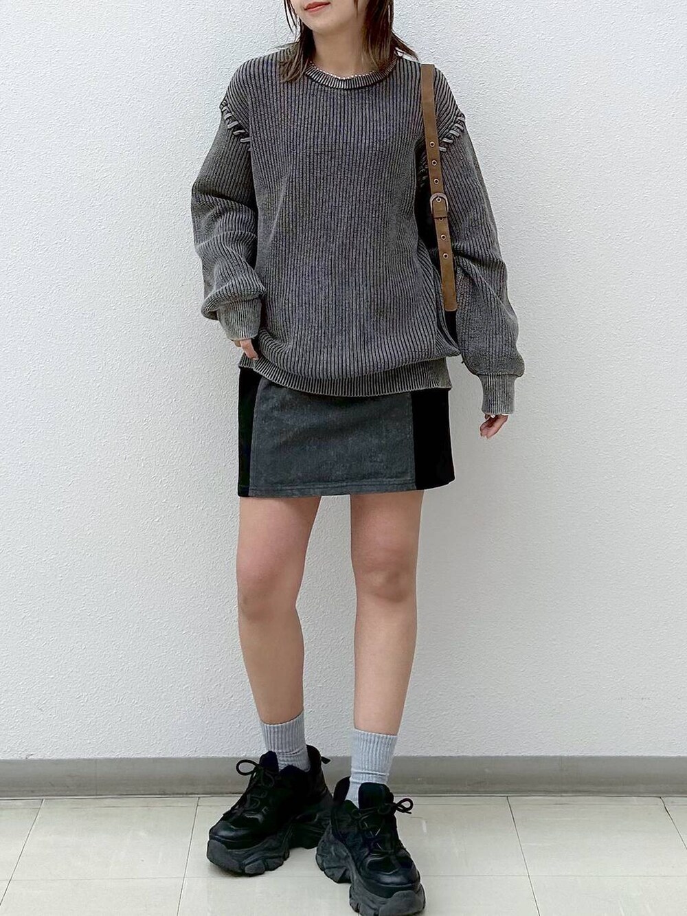 「ネックレス、ショルダーバッグ、着痩せ・細見え、高身長、女子ウケ、カジュアル、PAGEBOY、PBLIM、骨格ウェーブ_PAGEBOY、ニット、セットアップ、ミニスカート、スカート、スニーカー、スニーカー特集」｜「PAGEBOYのプラットチャンキースニーカー（スニーカー、ブラック系）」を使った、いそまるさん（レディース・168cm）の春コーディネートの4枚目の写真