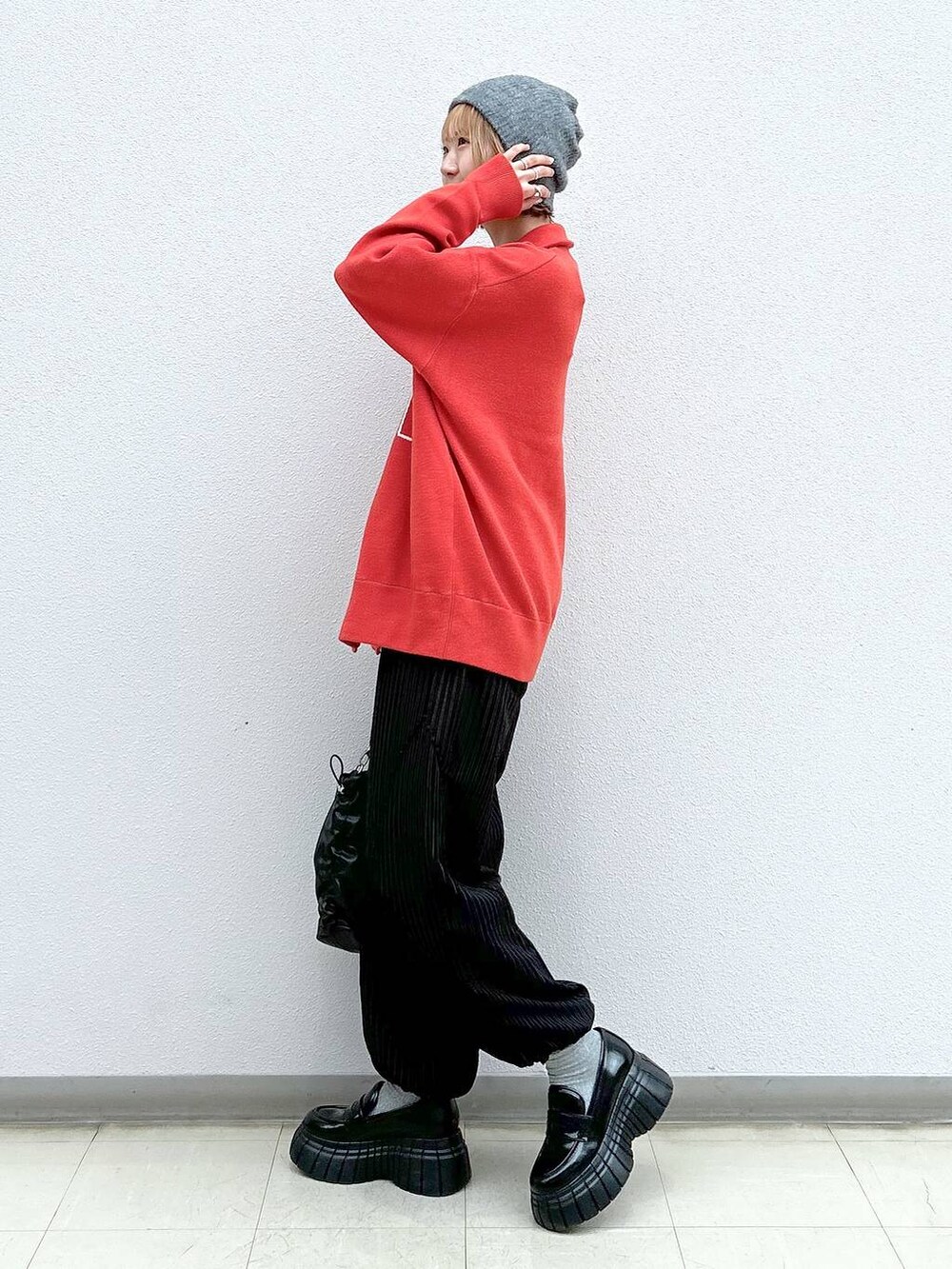 その他のその他パンツ、オレンジ系のニット/セーター、ブラック系のローファーを着用したレディースの春コーディネートの2枚目の写真