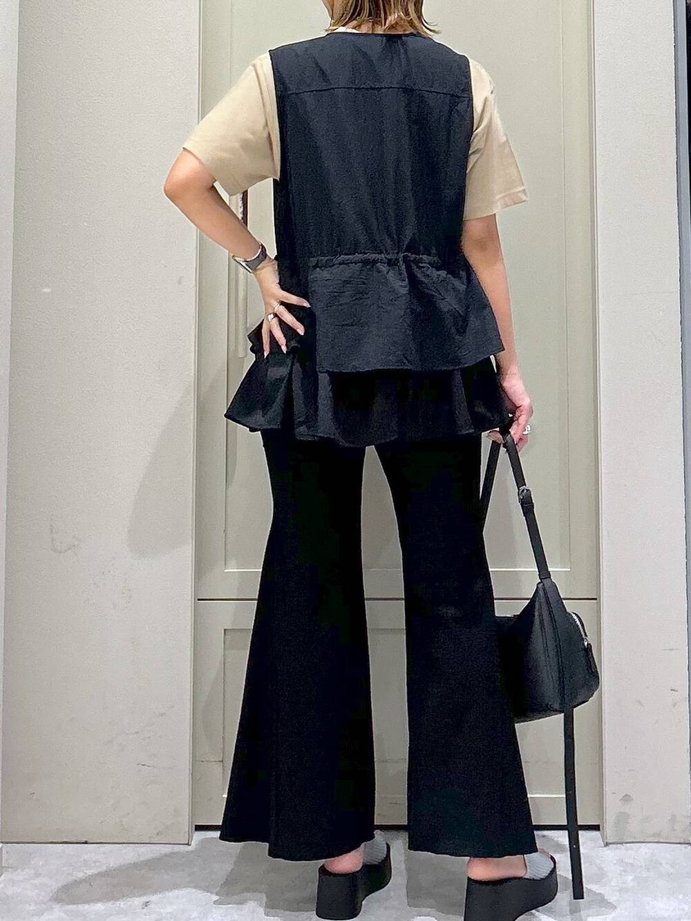 シルバー系のサンダル、その他のその他パンツ、ベージュ系のTシャツ/カットソーを着用したレディースの夏コーディネートの6枚目の写真